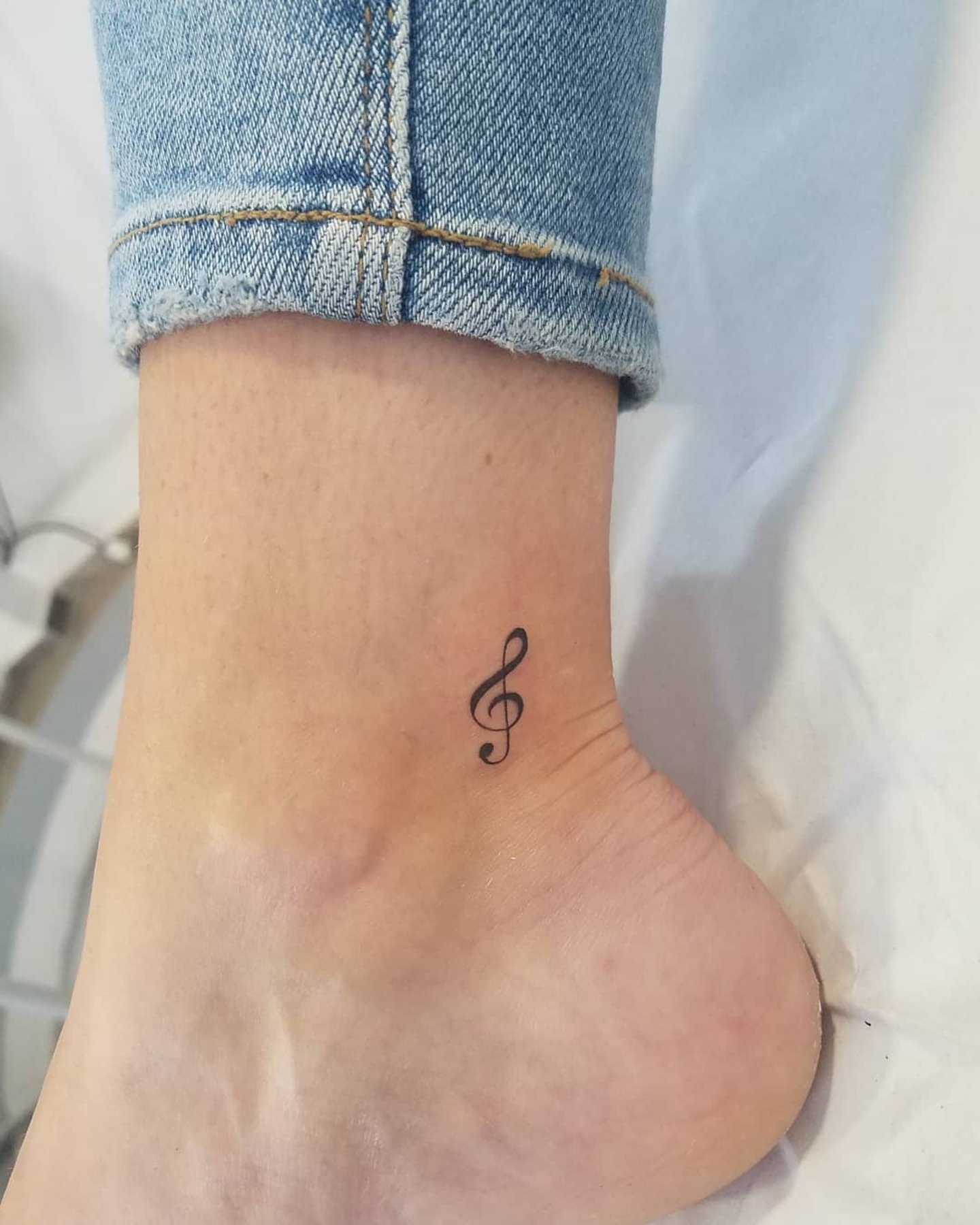 nota musical tatuaje tobillo