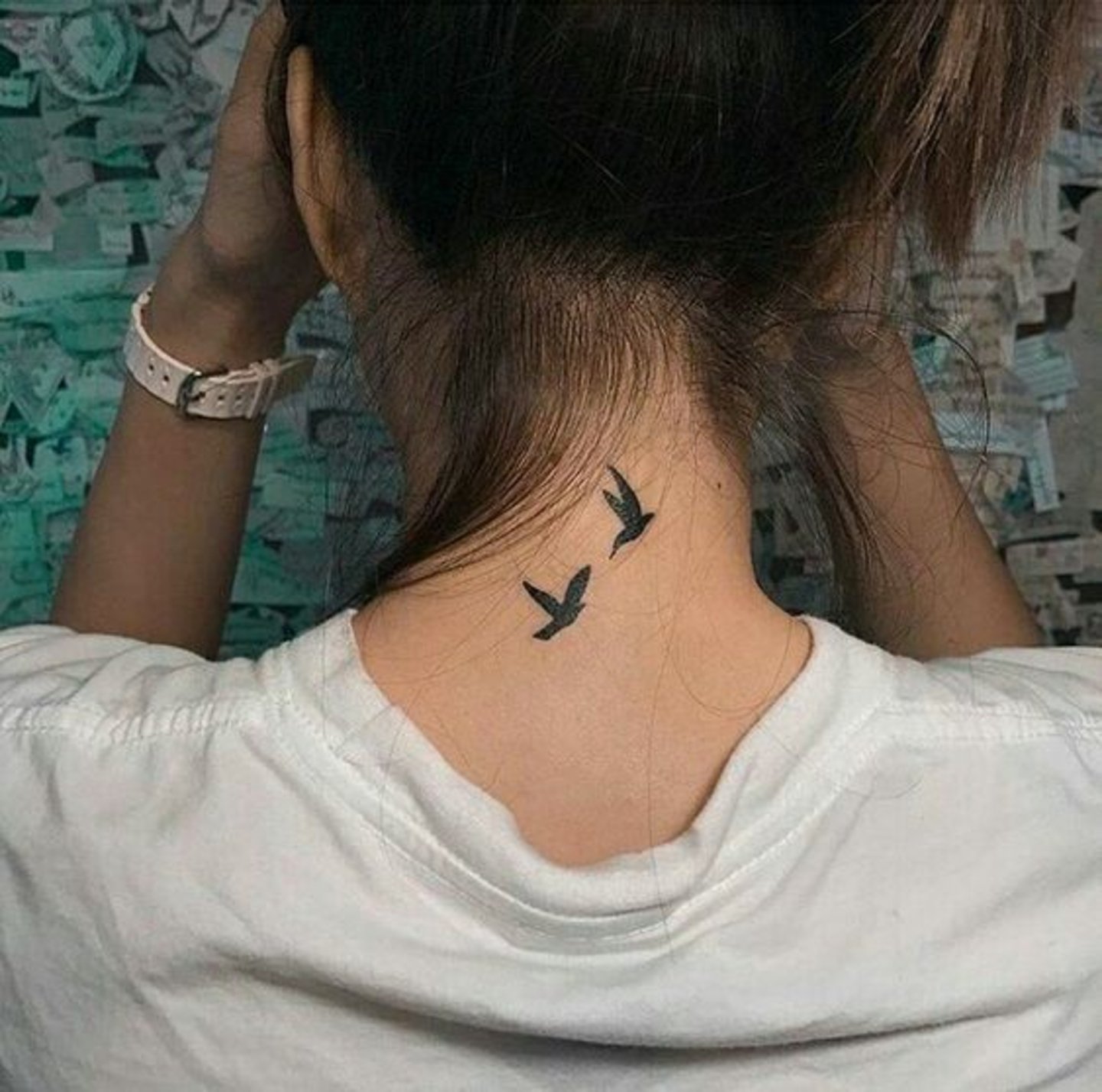 tatuaje de aves en la nuca