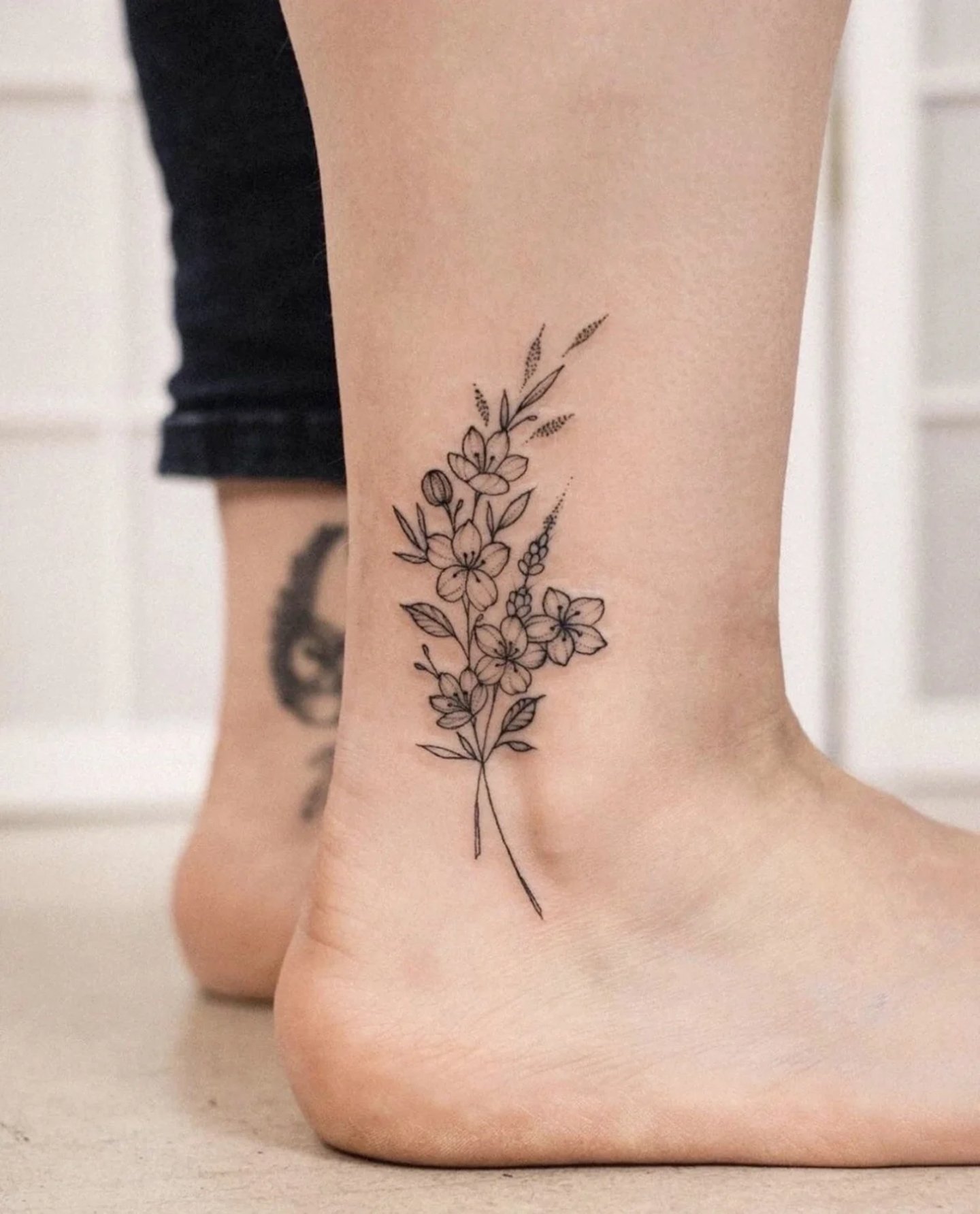 tatuaje de flores en el tobillo