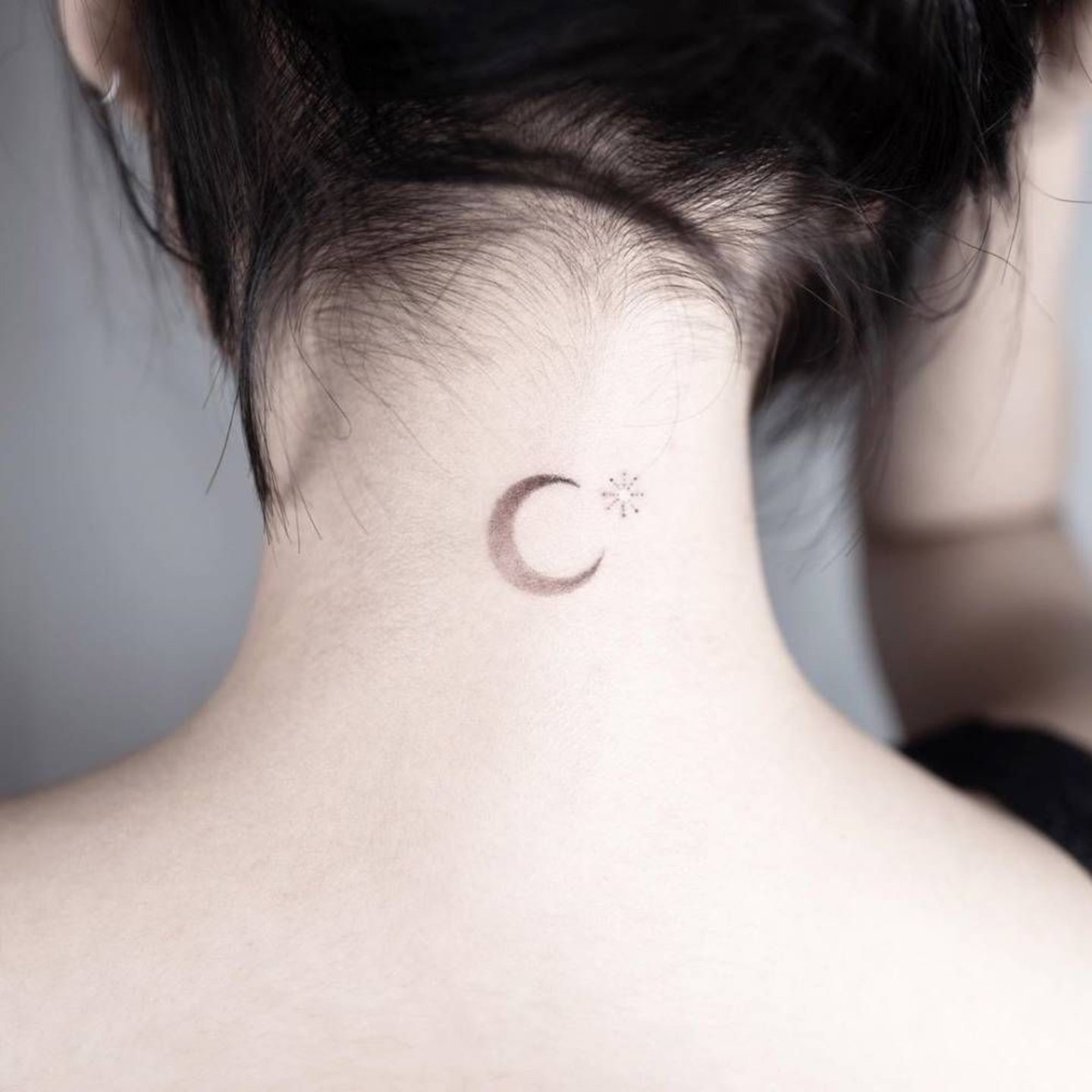 tatuaje de luna en la nuca