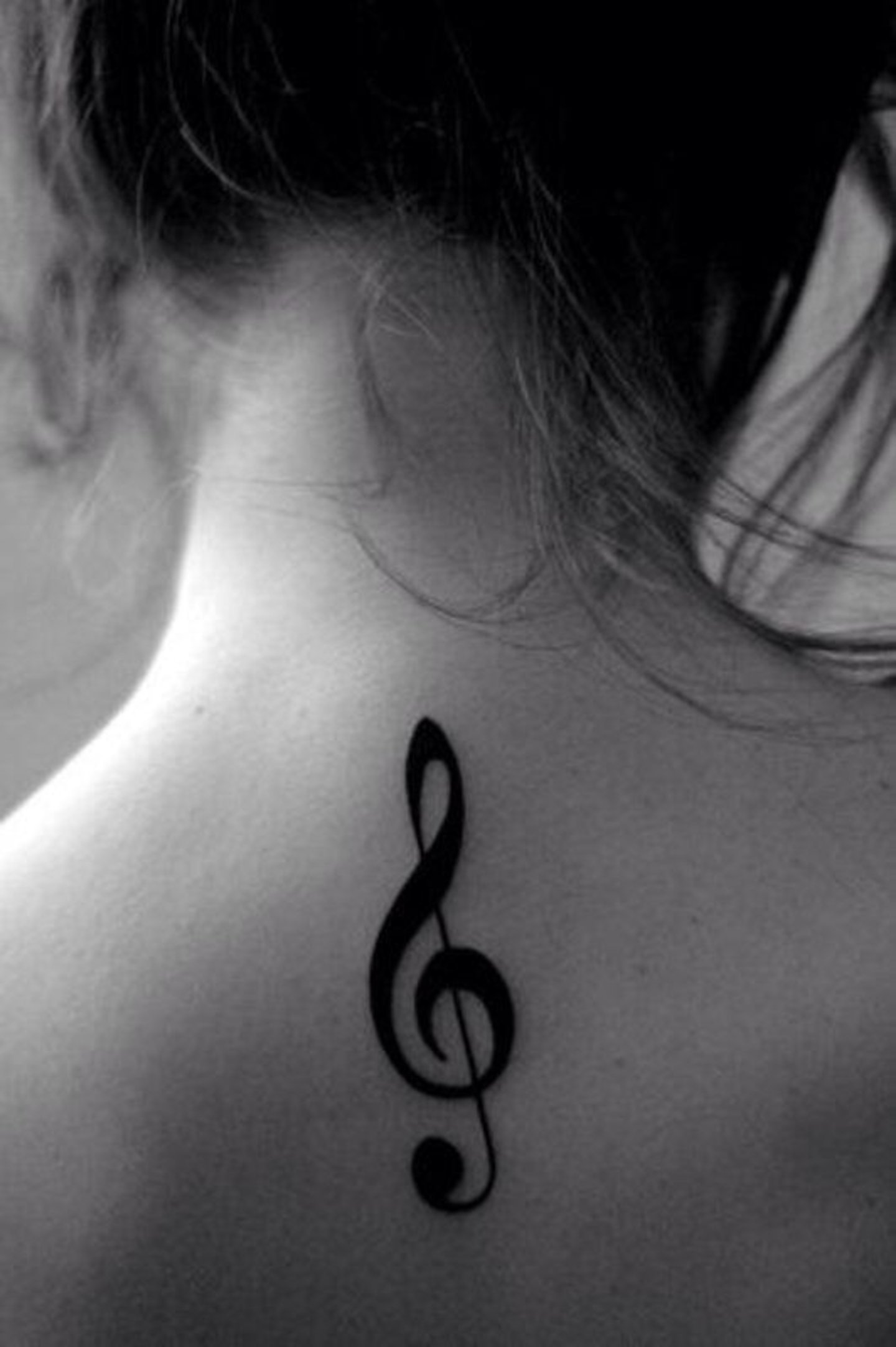 Tatuaje en nuca nota musical