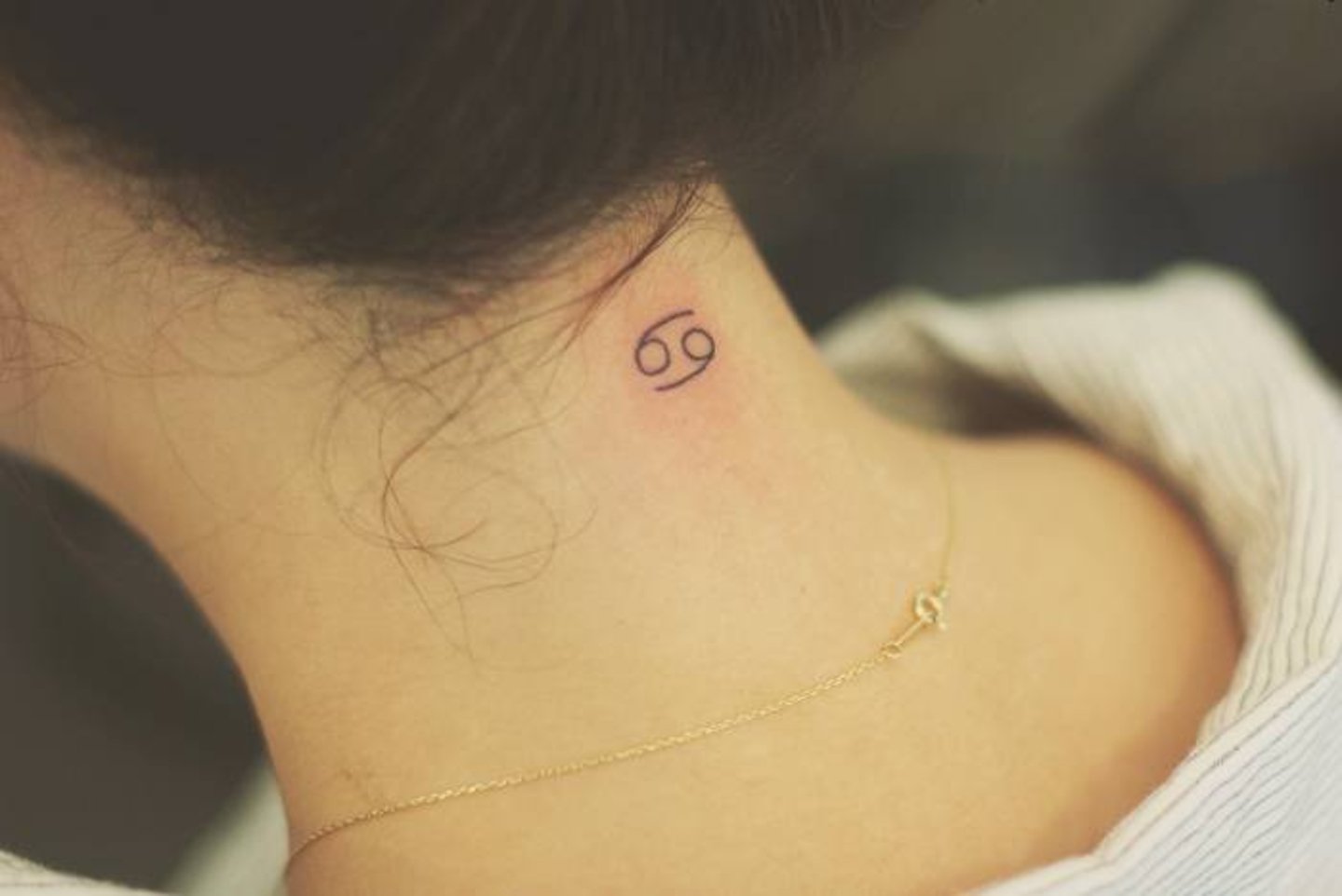 tatuaje nuca cancer zodiaco