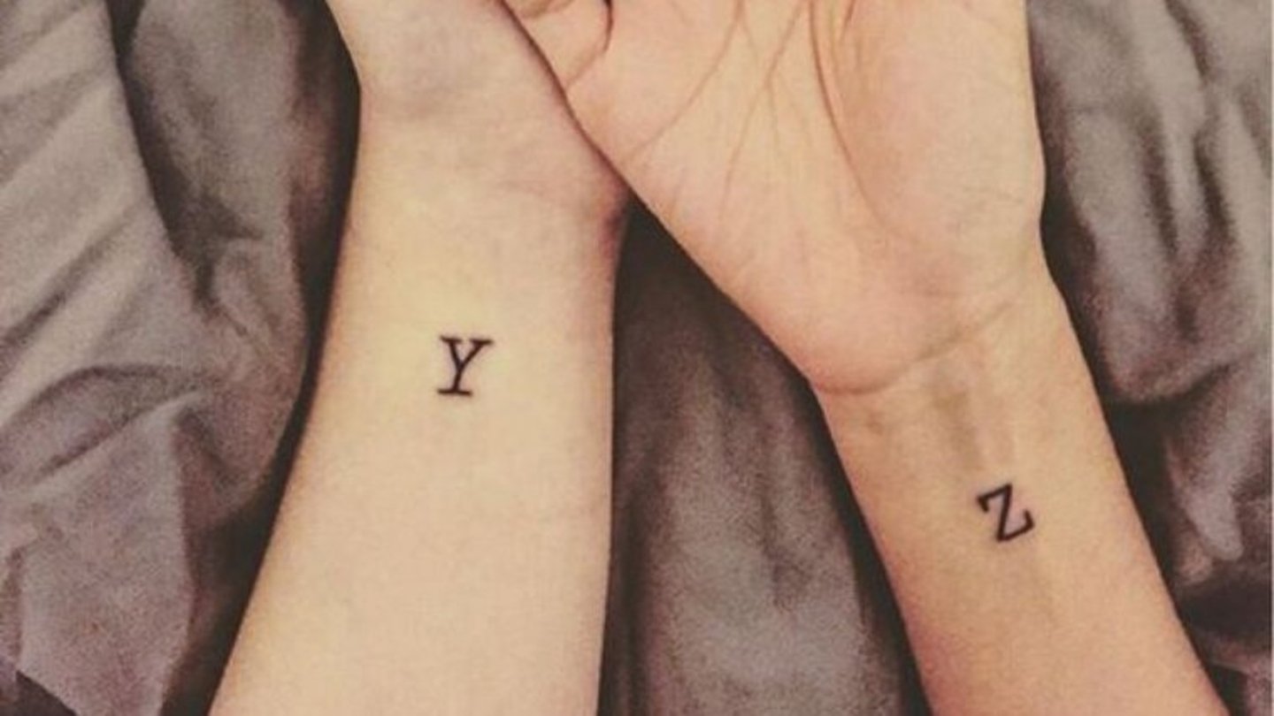 iniciales tatuaje pareja