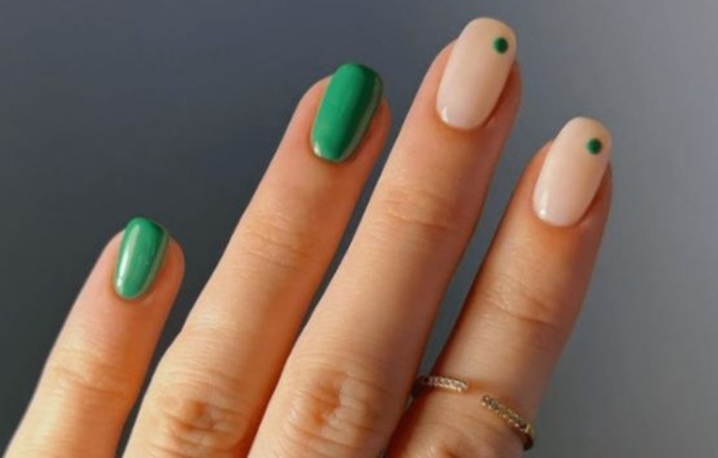 manicura verde esmeralda