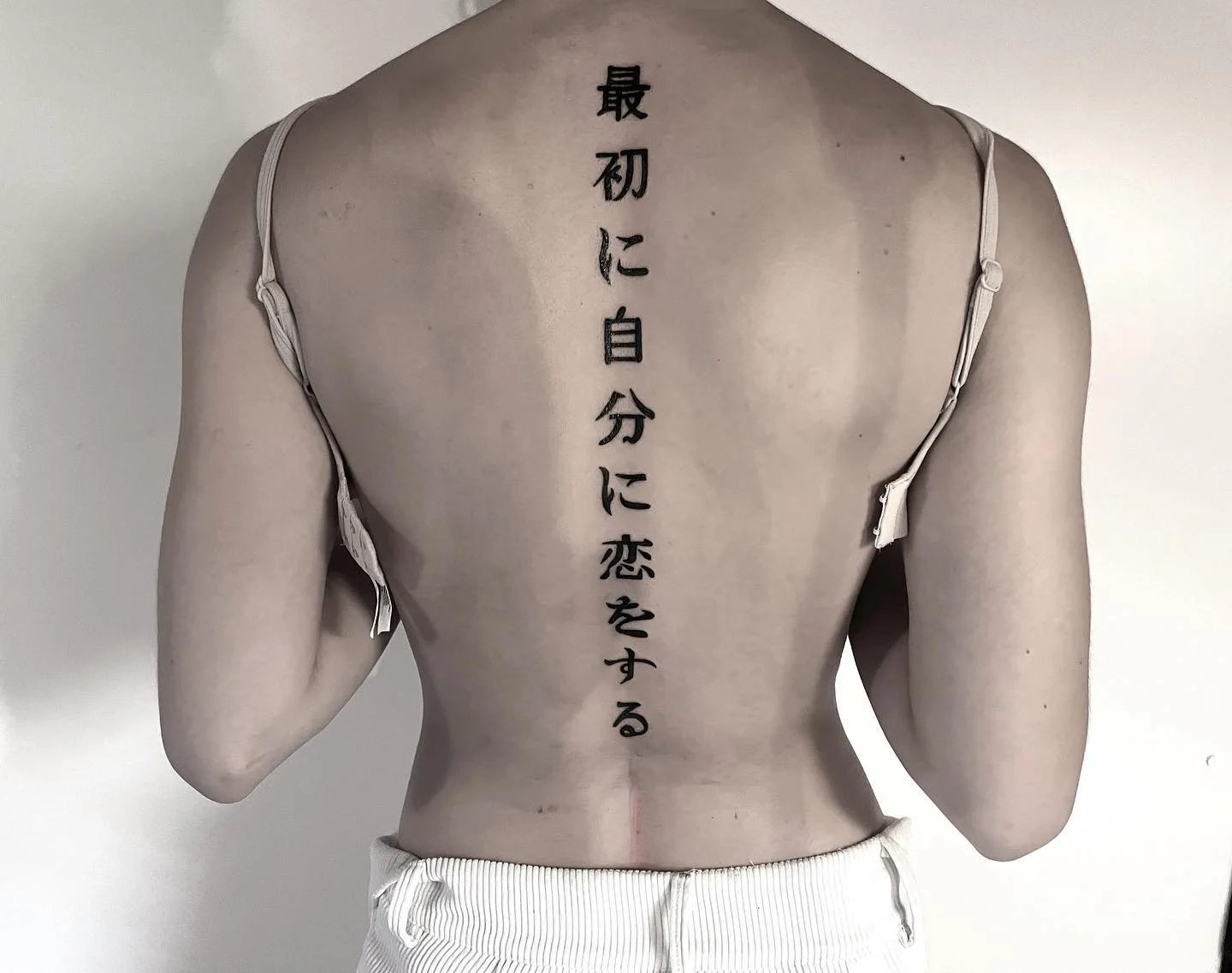 Tatuaje de letras japonesas mujer