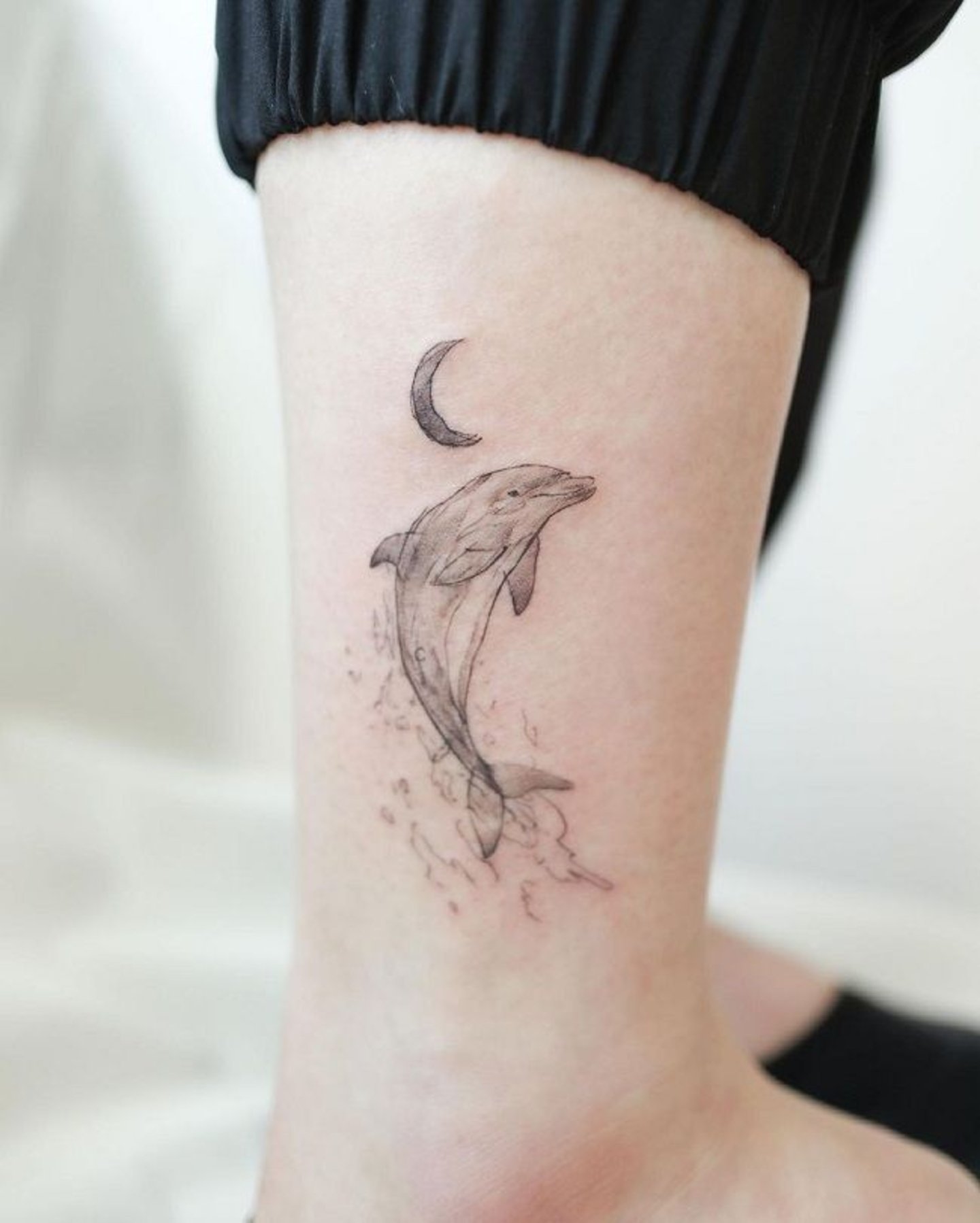 Tatuaje delicado de delfin