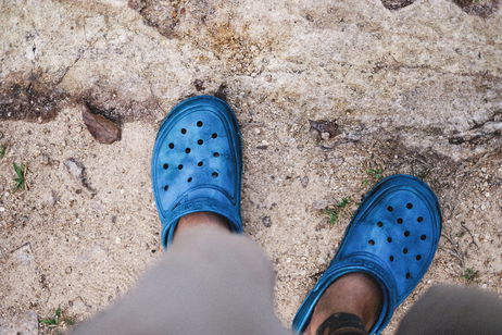 C贸mo combinar crocs con un outfit elegante C贸mo combinar crocs con un outfit elegante