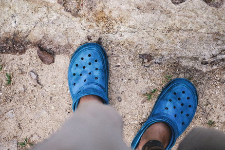 Cómo combinar crocs con un outfit elegante