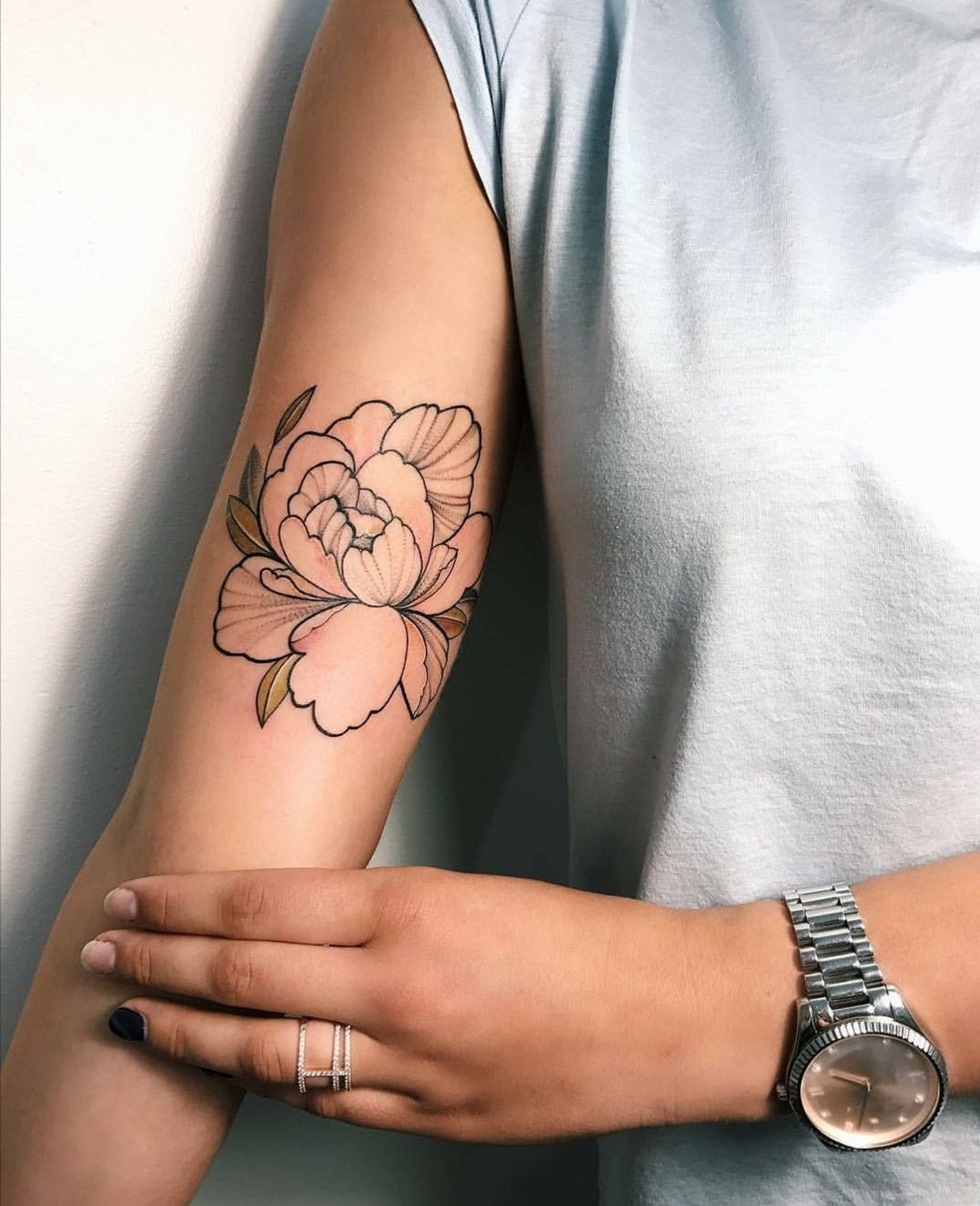 Flor tatuaje mujer