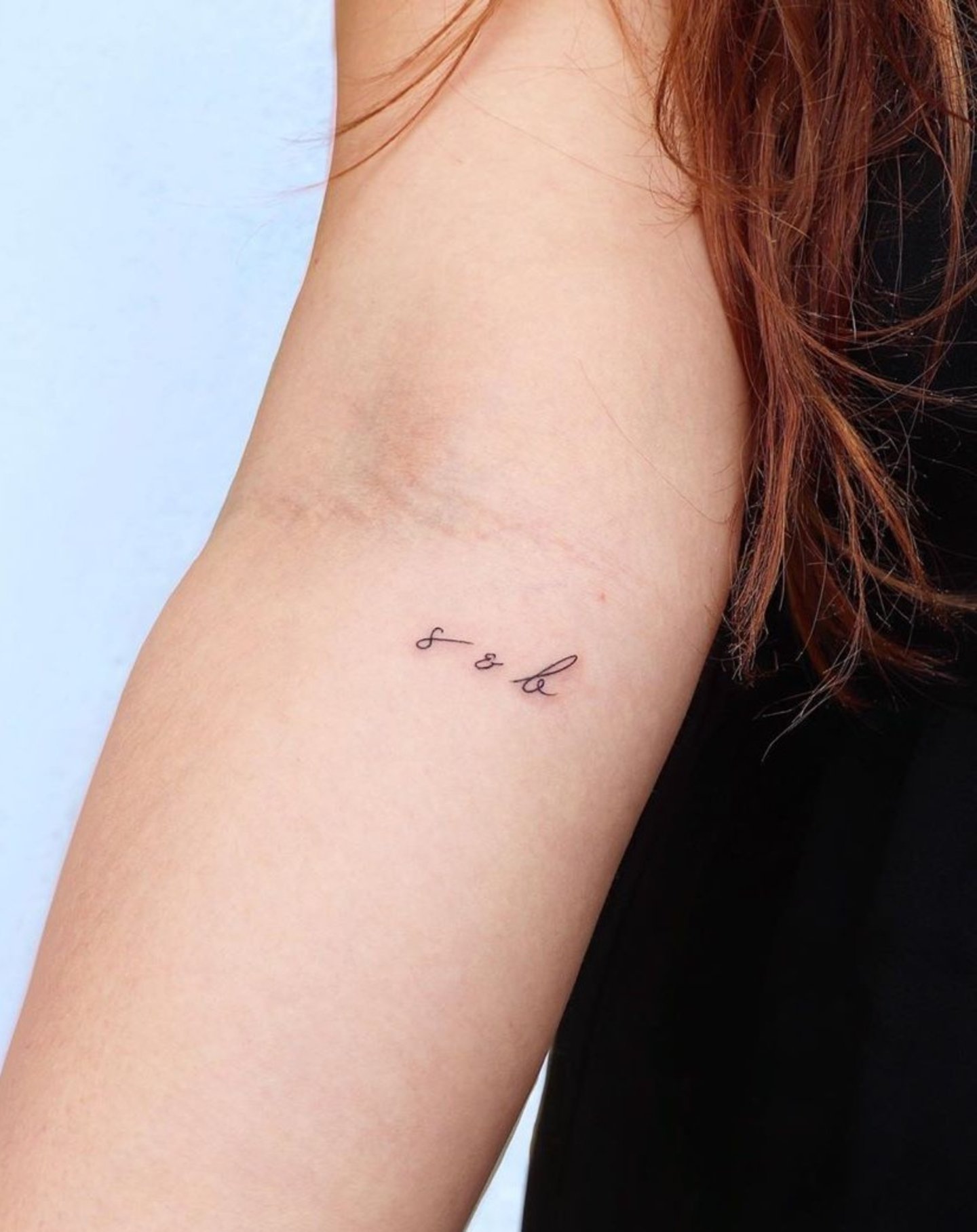 iniciales tatuaje brazo