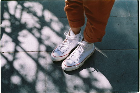 Cómo limpiar unas zapatillas blancas para mantenerlas impolutas