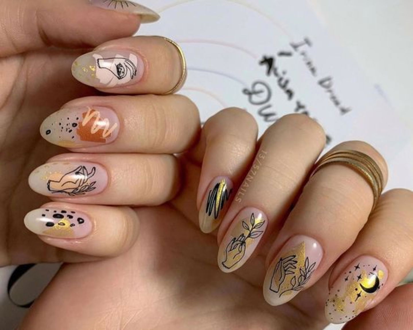 manicura dorada