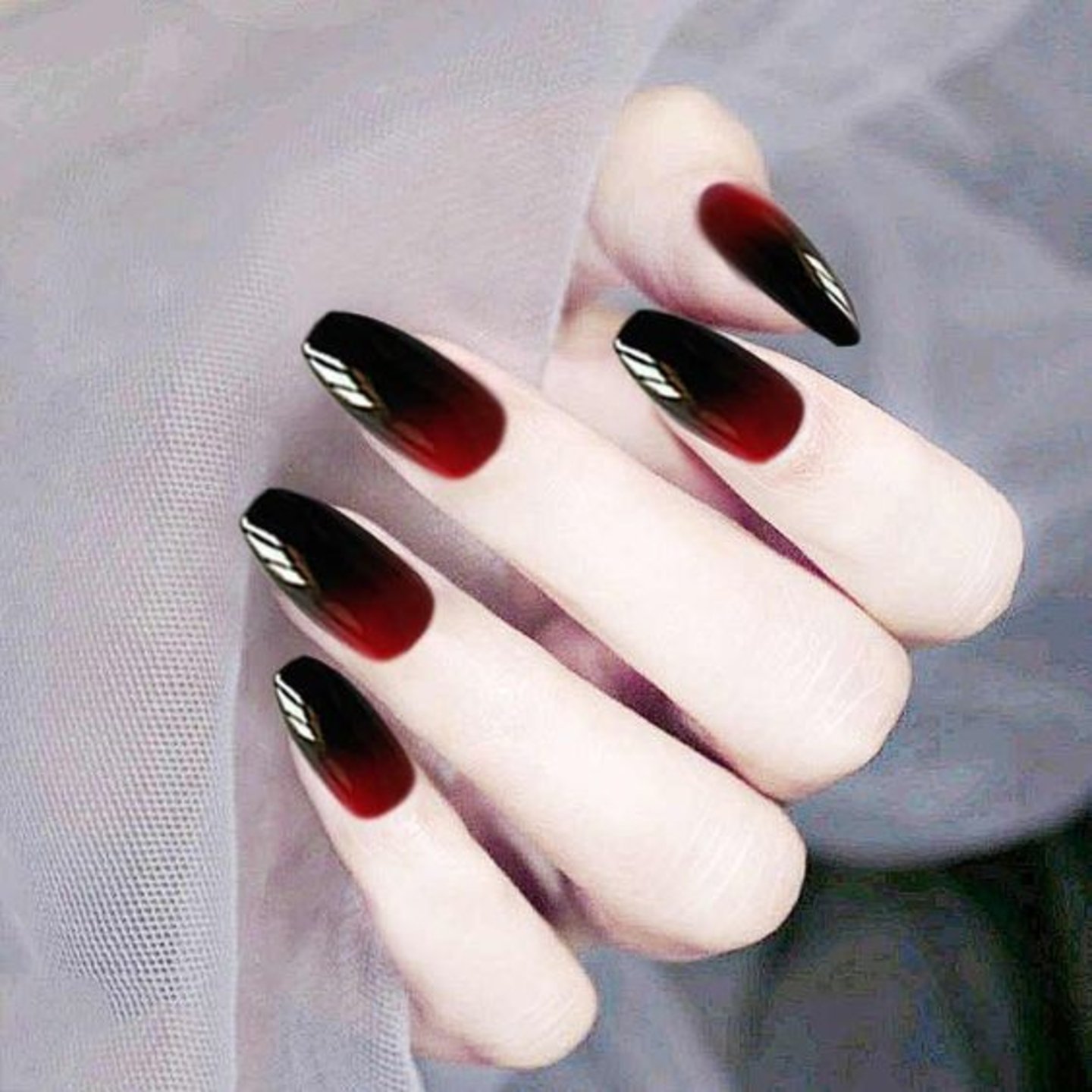 manicura negra y roja