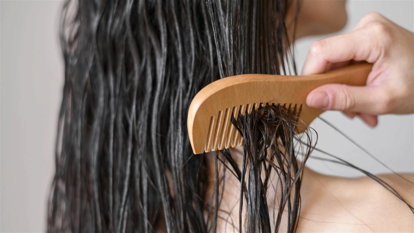 Mujer desenredando su pelo