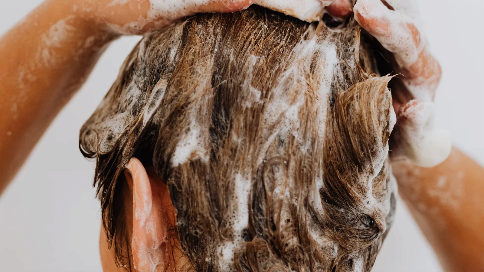 Mujer lavando su cabello 2