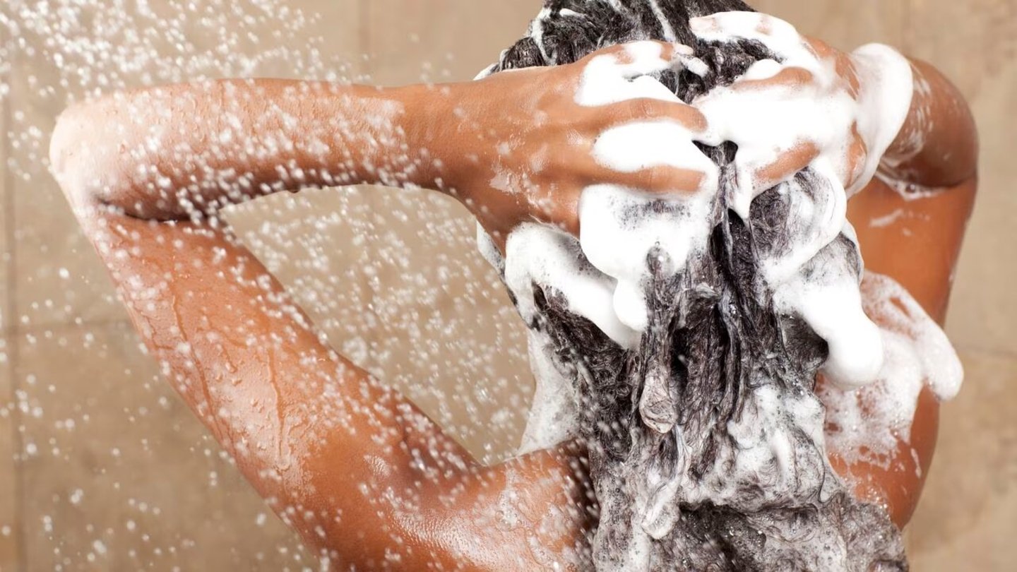 Mujer lavando su pelo