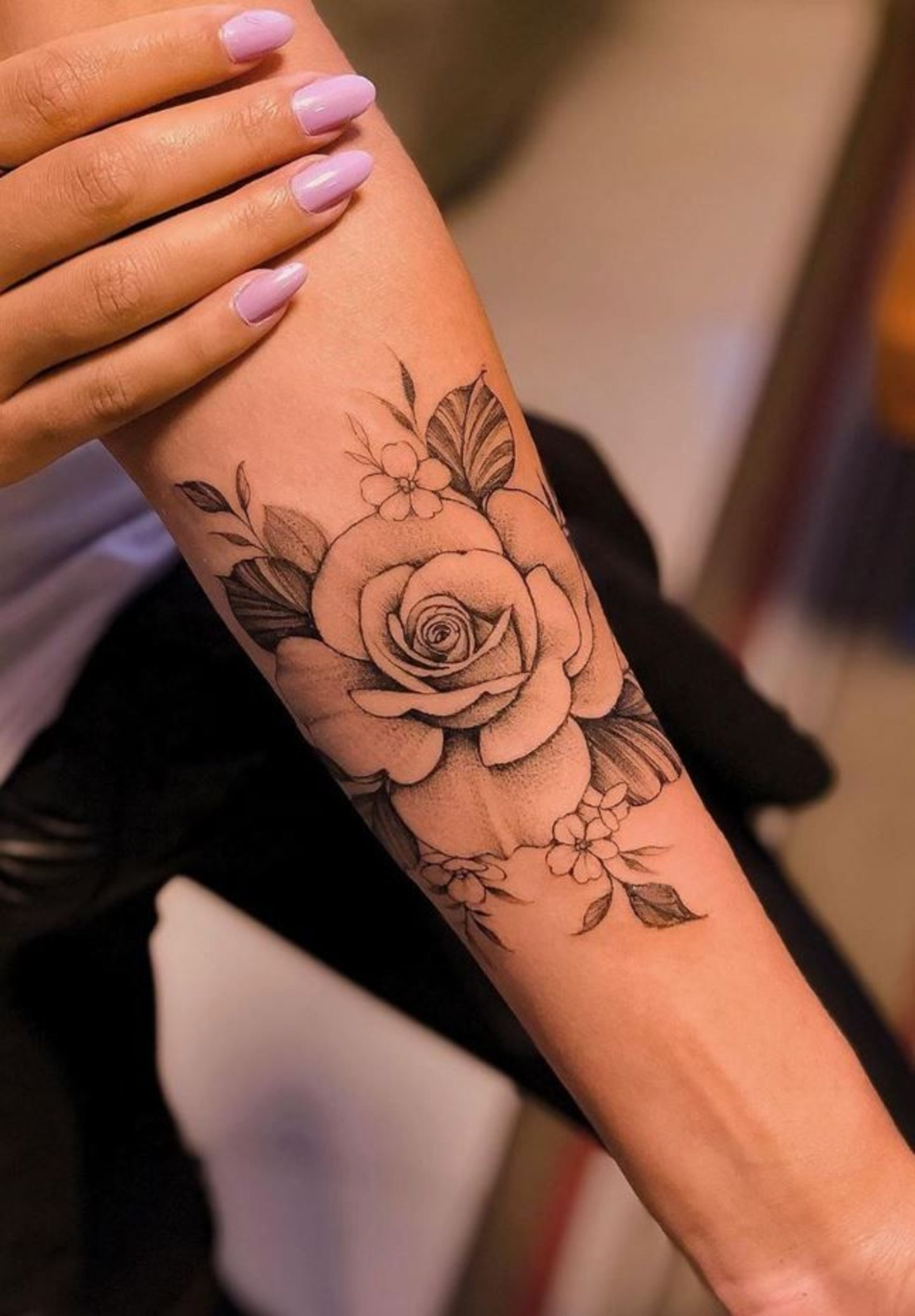 Rosa tatuaje brazo