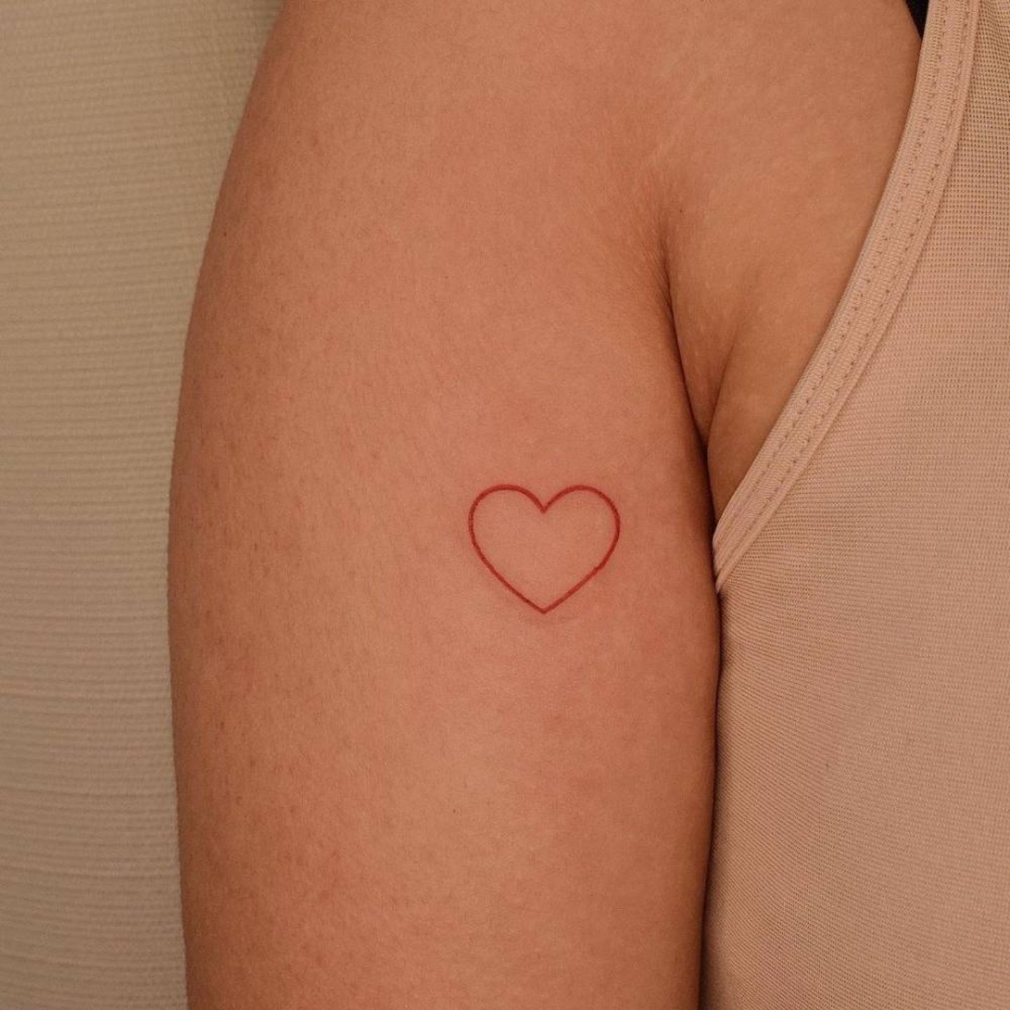 Tatuaje de corazon brazo