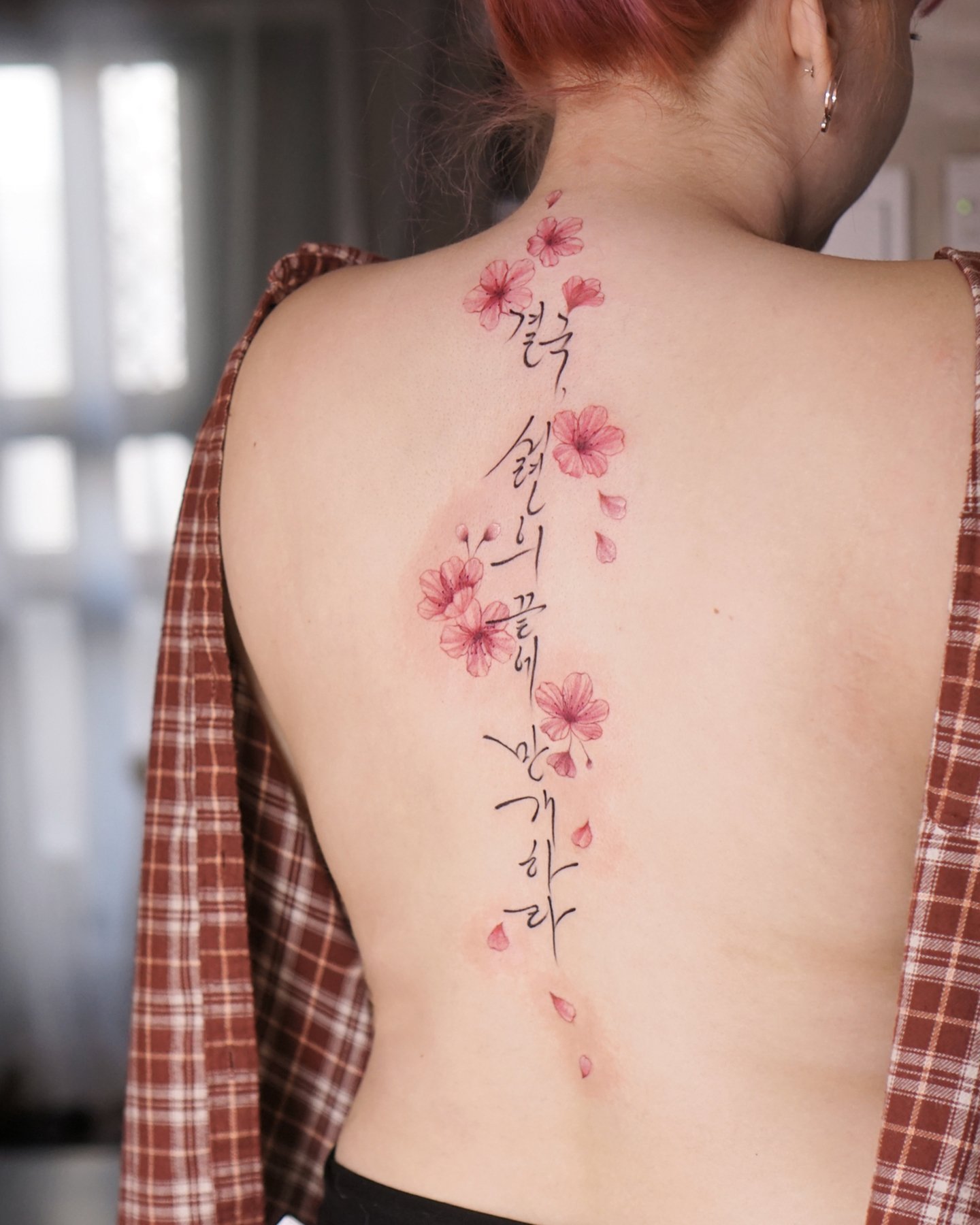 Tatuaje de flores espalda mujer