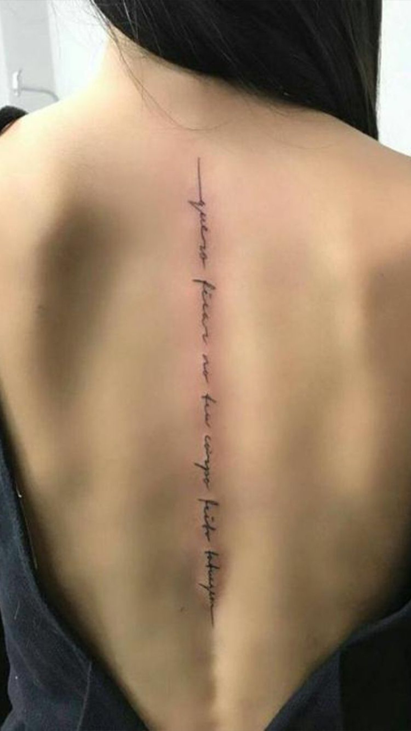 Tatuaje de frase espalda