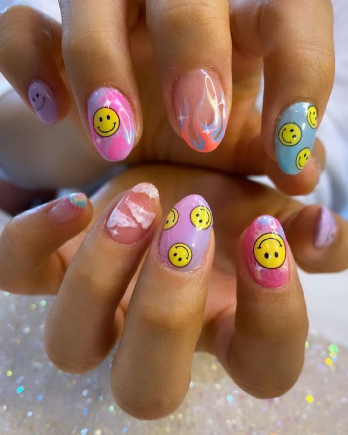 Manicura con pegatinas: las uñas más originales y divertidas