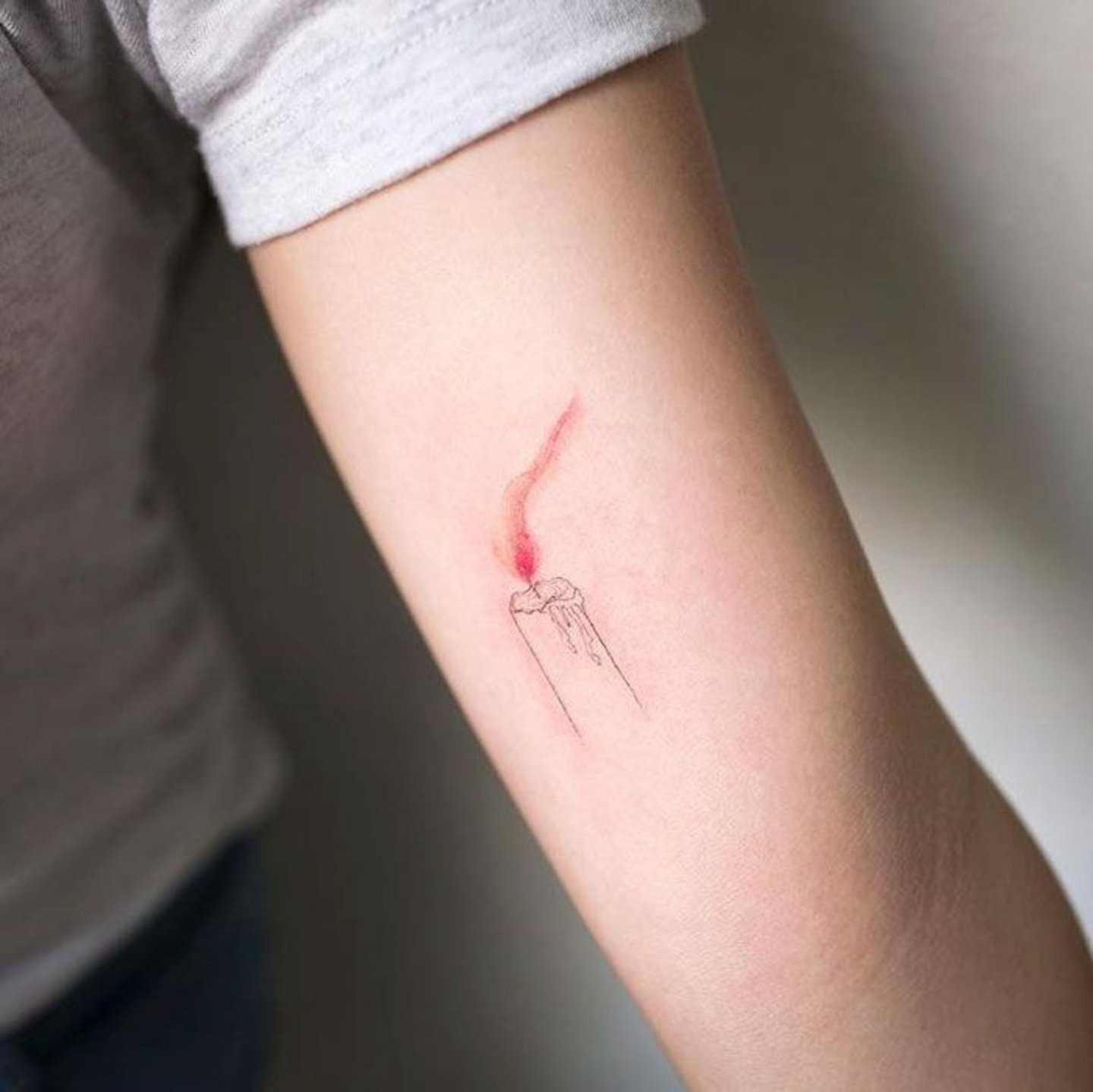 Vela minimalista tatuaje brazo