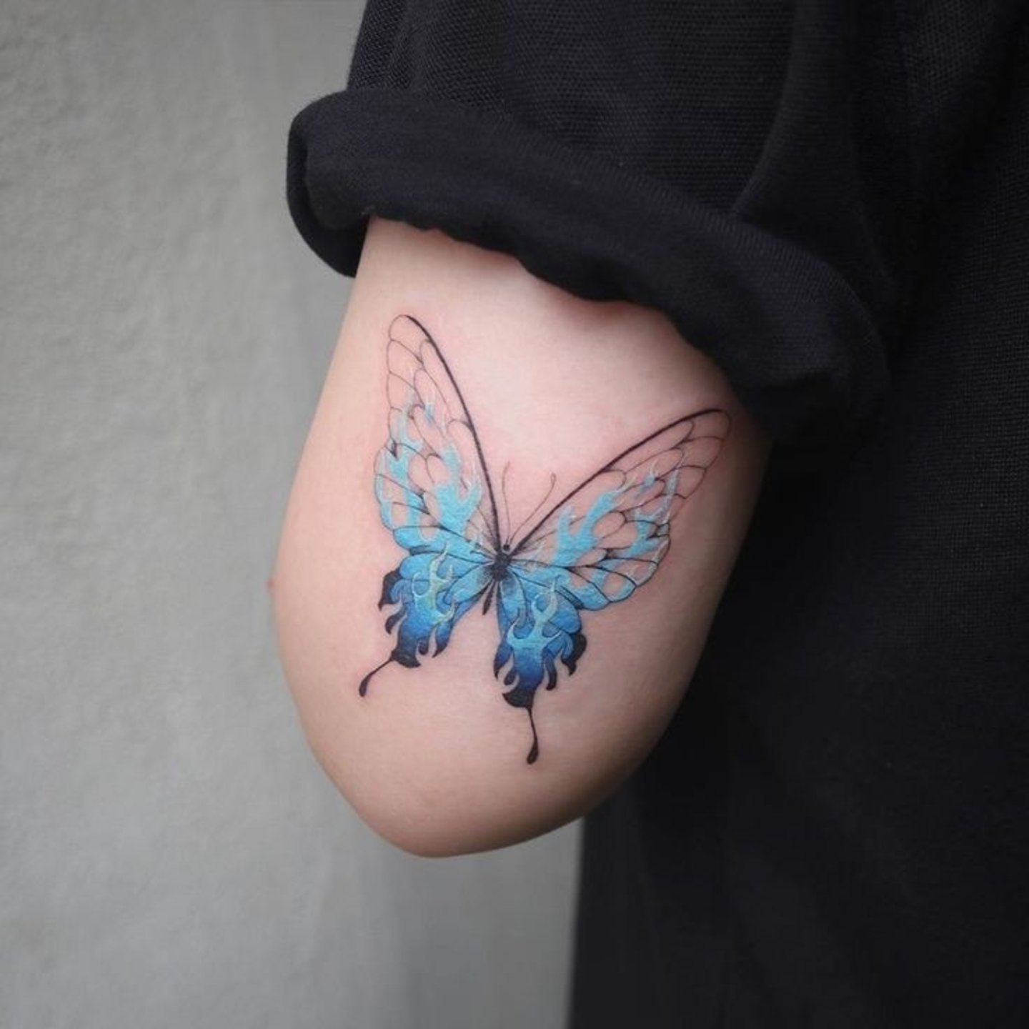 Mariposa tatuaje azul