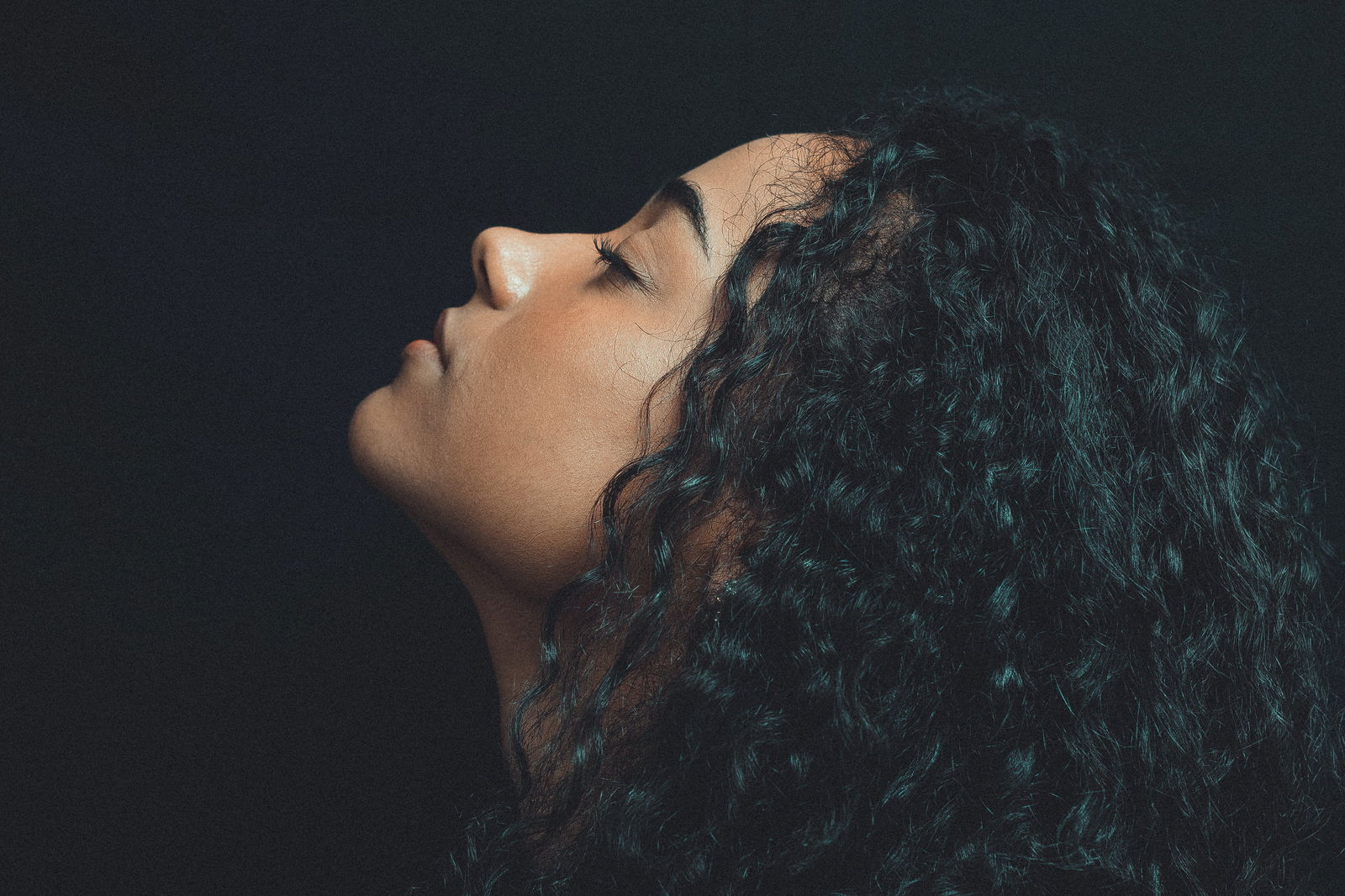 mujer con cabello rizado