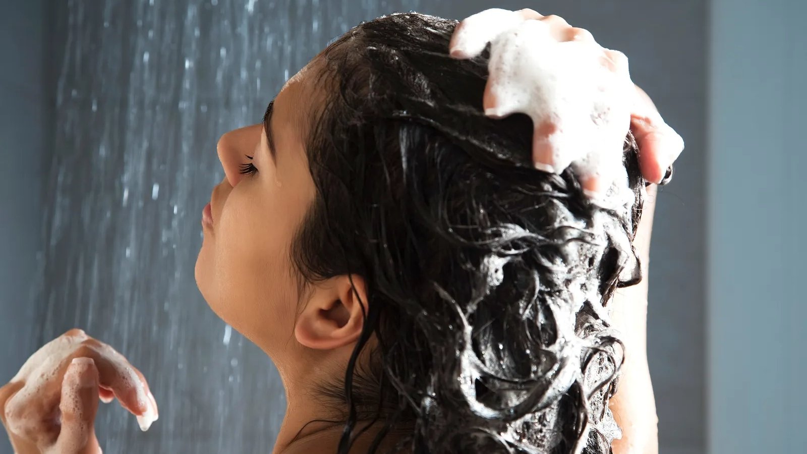 Mujer lavando su pelo