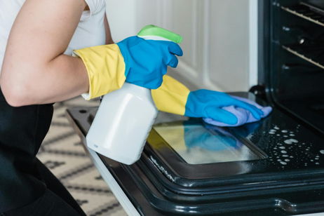 El truco casero para limpiar el horno y dejarlo libre de grasa en minutos