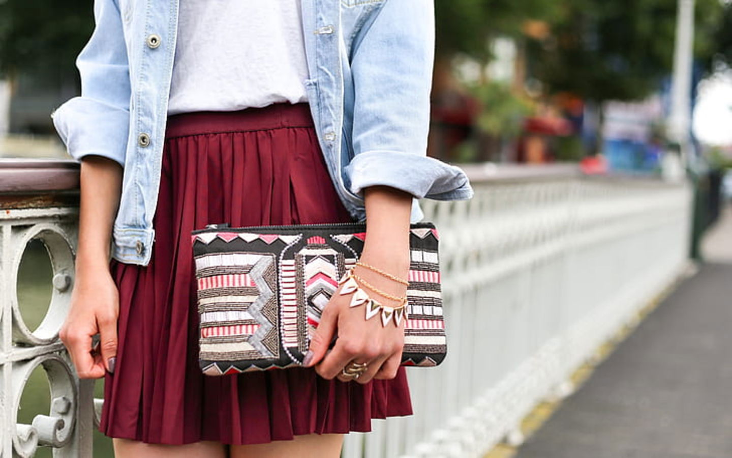 falda roja con camisa denim