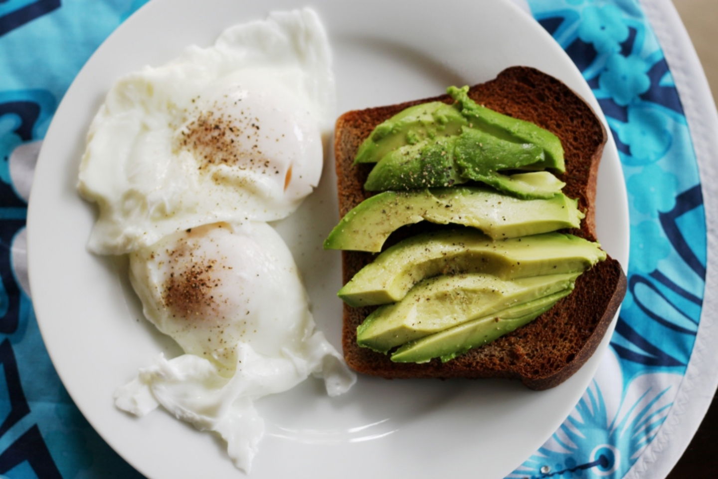 desayuno con huevos y tostada con aguacate