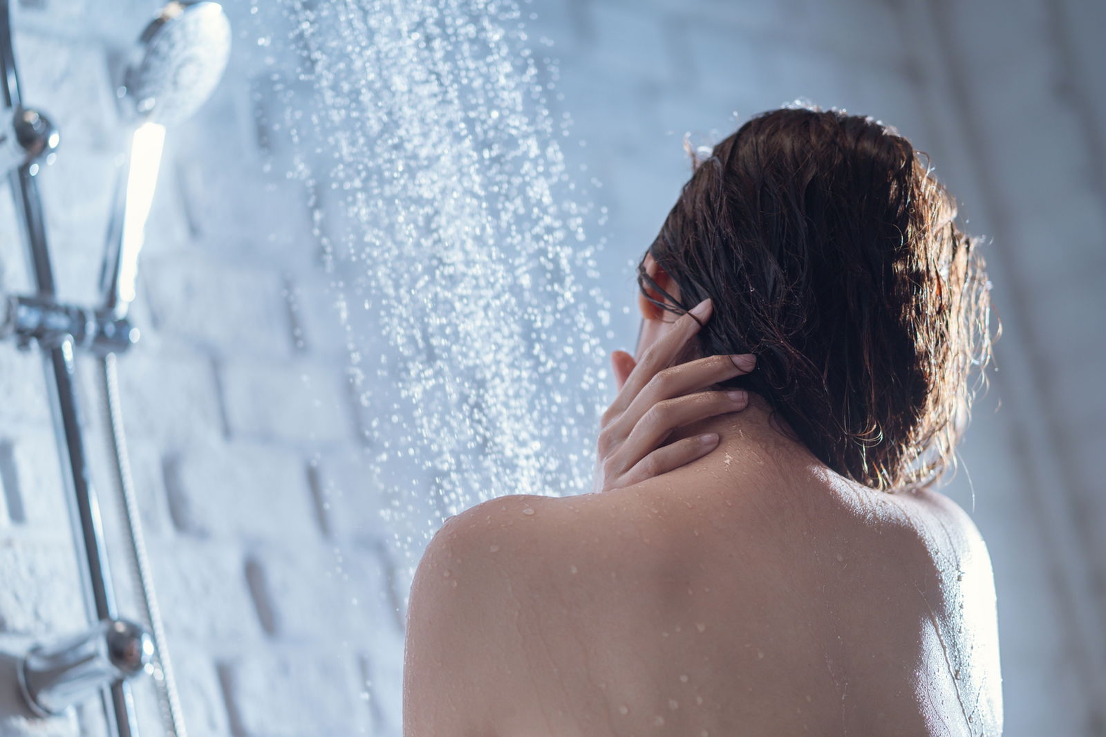 mujer lavandose el pelo