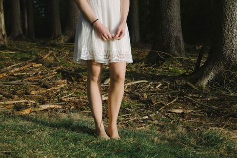 Lefties tiene el vestido blanco que lucirás en otoño incluso con botas