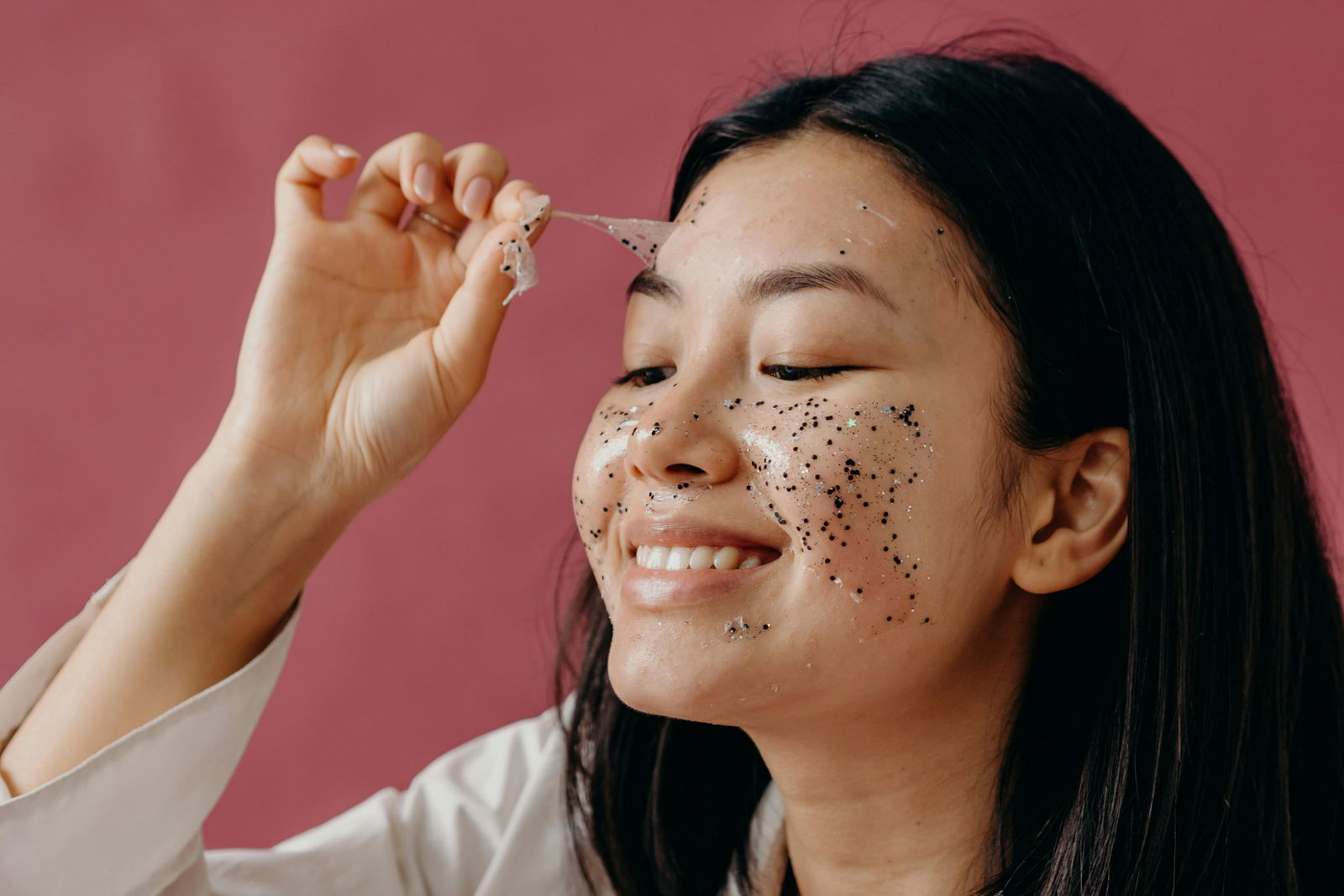 mujer exfoliandose el rostro