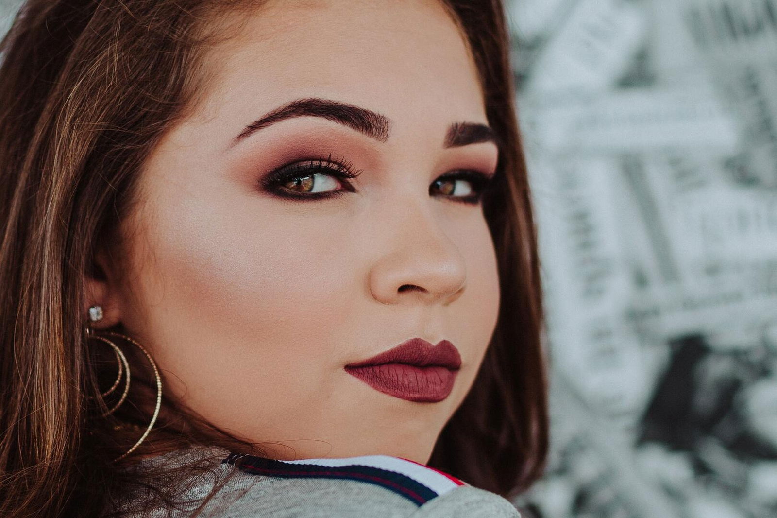 mujer con labios de color marron