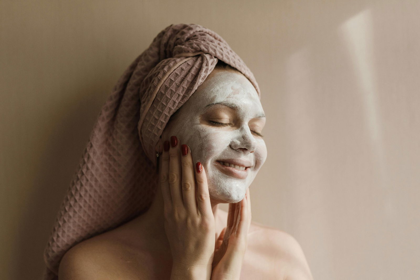 mujer con mascarilla en la cara