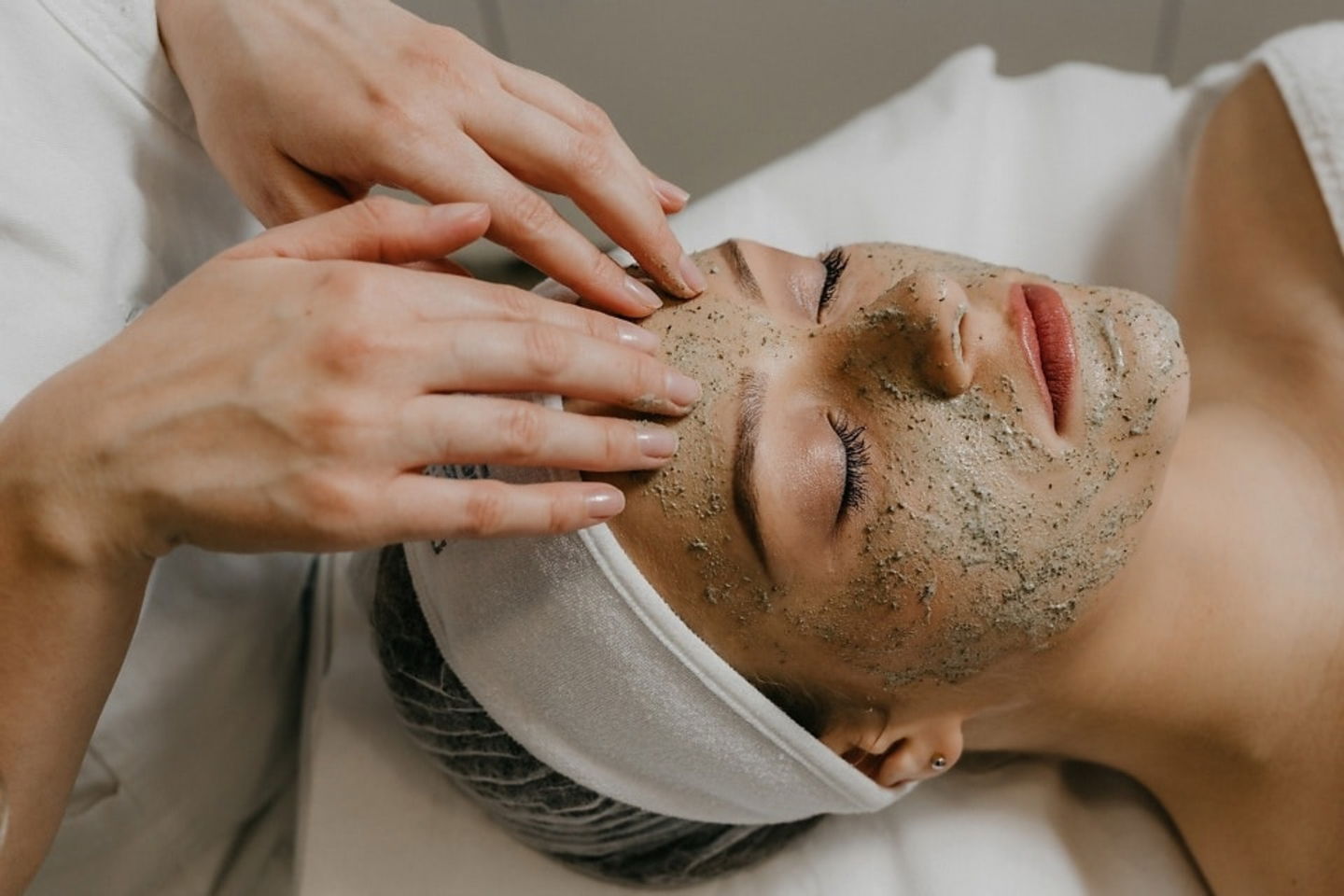 mujer con mascarilla exfoliante