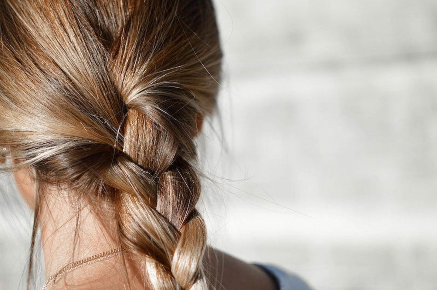 mujer con trenza brillante