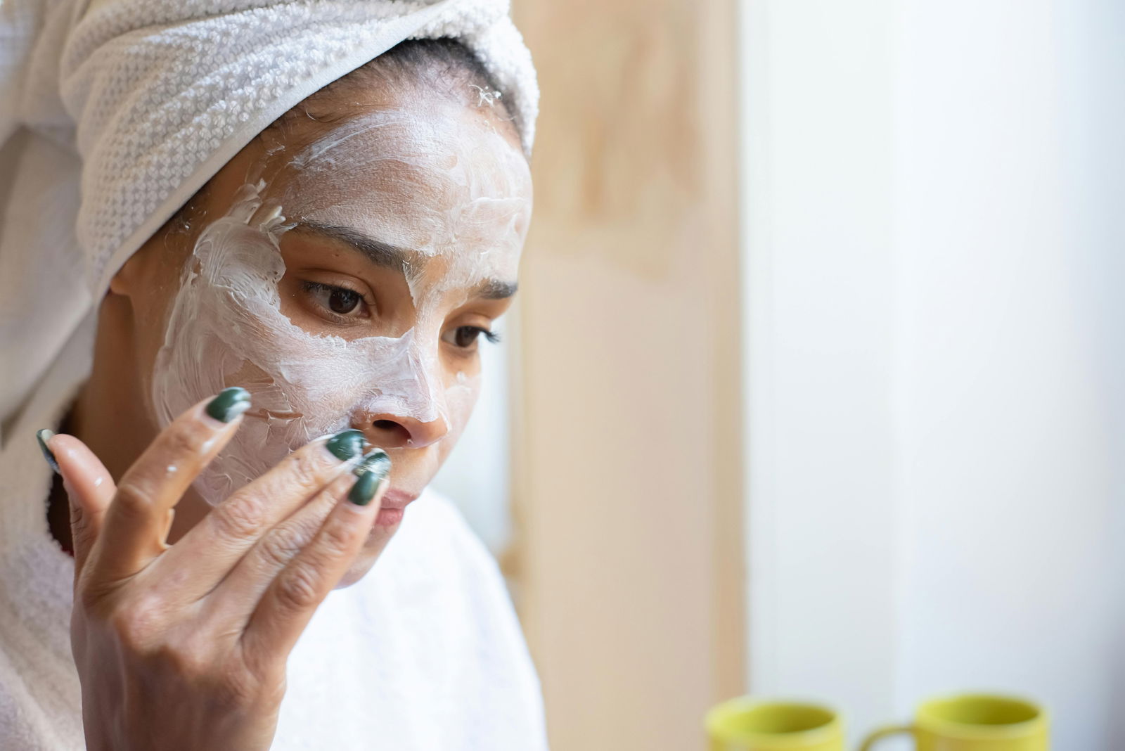 mujer usando crema de cara