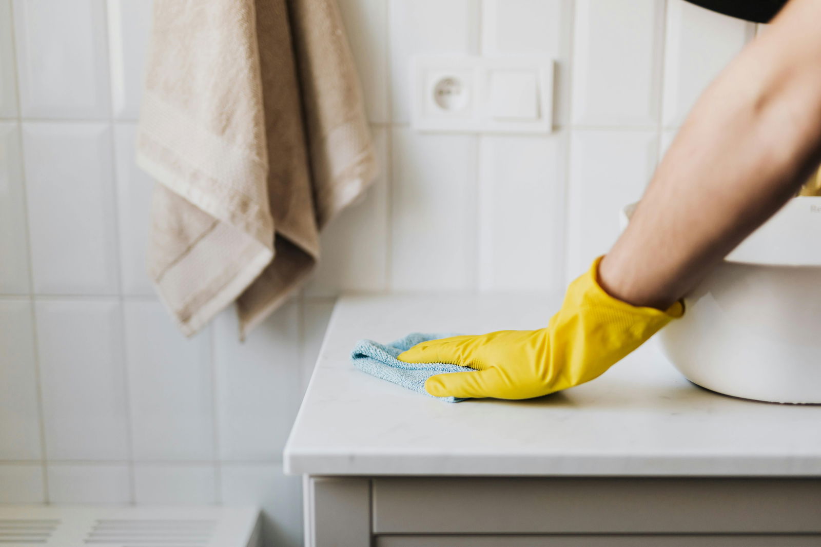 persona limpiando el lavabo