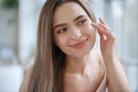 ¿Tienes puntos blancos en el rostro? Descubre qué son y cómo eliminarlos