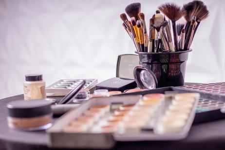 Desmitificando el maquillaje: 3 consejos de expertos para un acabado profesional en casa