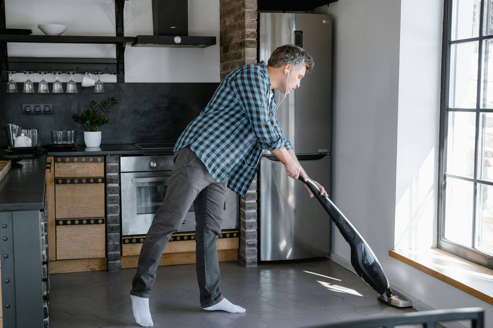 hombre limpiando el suelo de la cocina