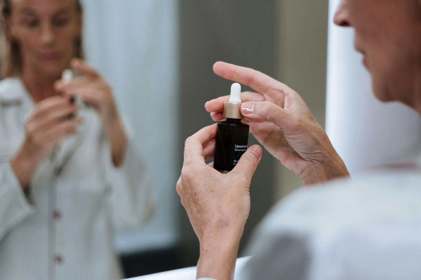 mujer abriendo un serum