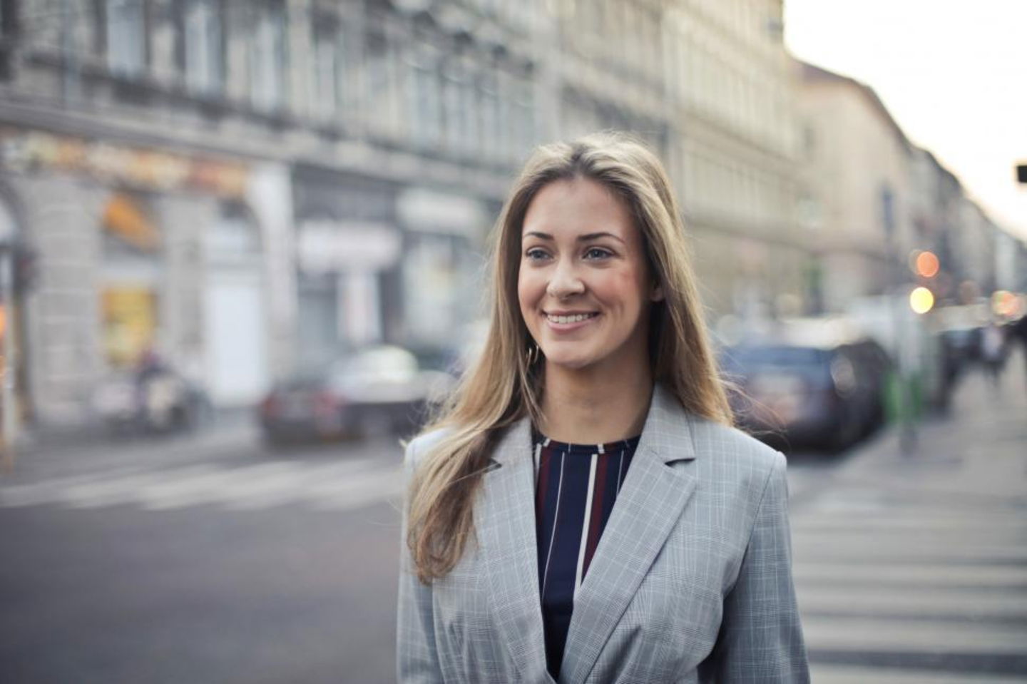 mujer con blazer gris de cuadros