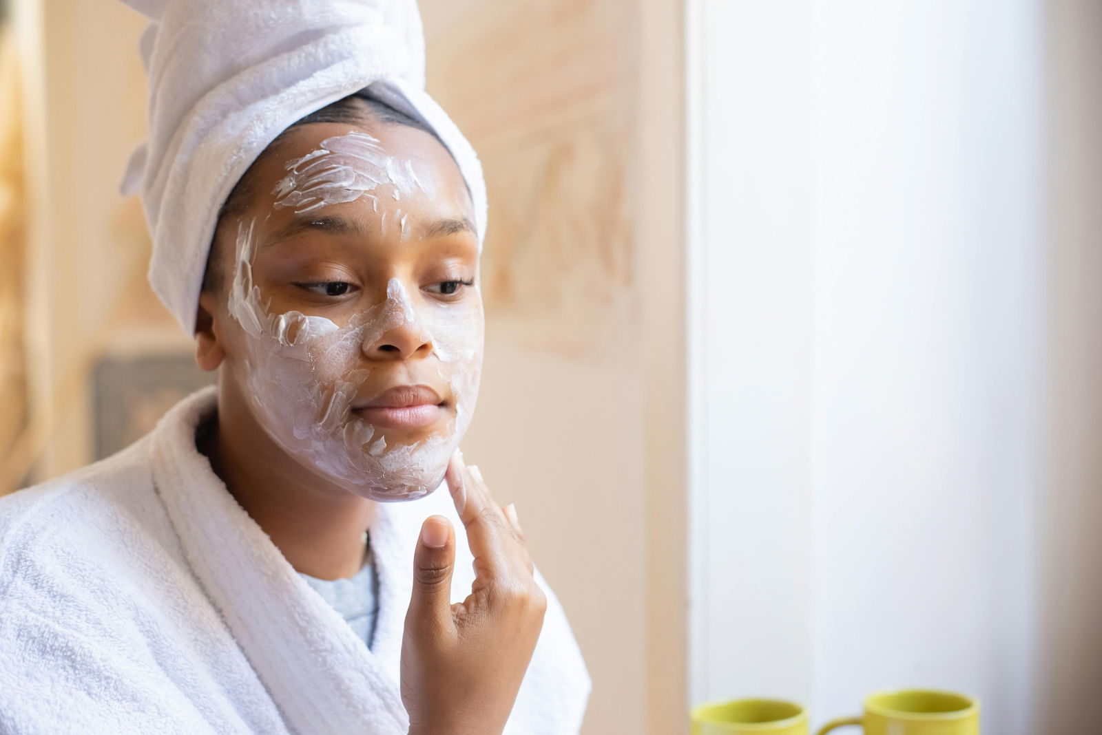 mujer con crema hidratante en el rostro