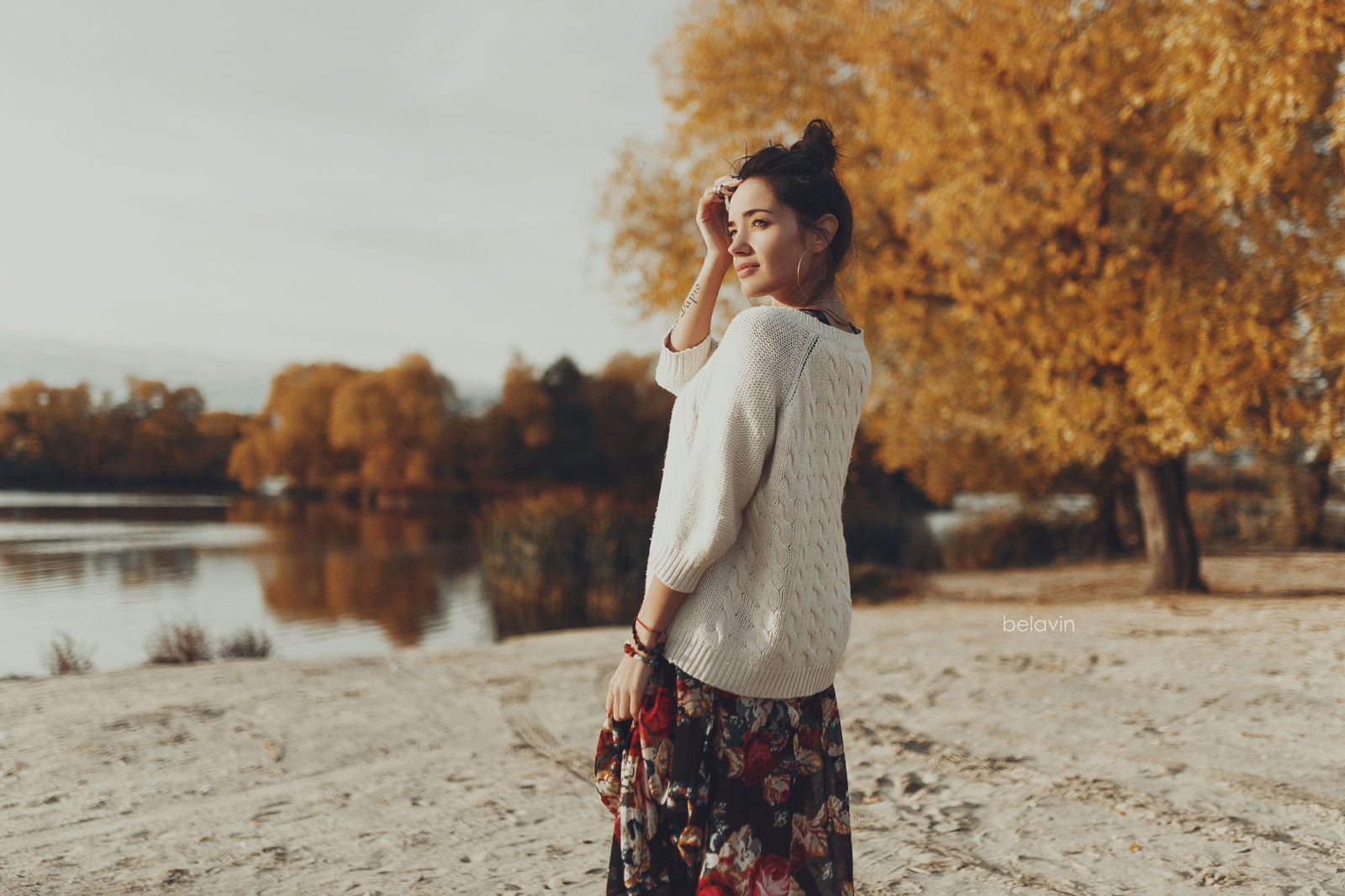 mujer con look de otono y jersey blanco