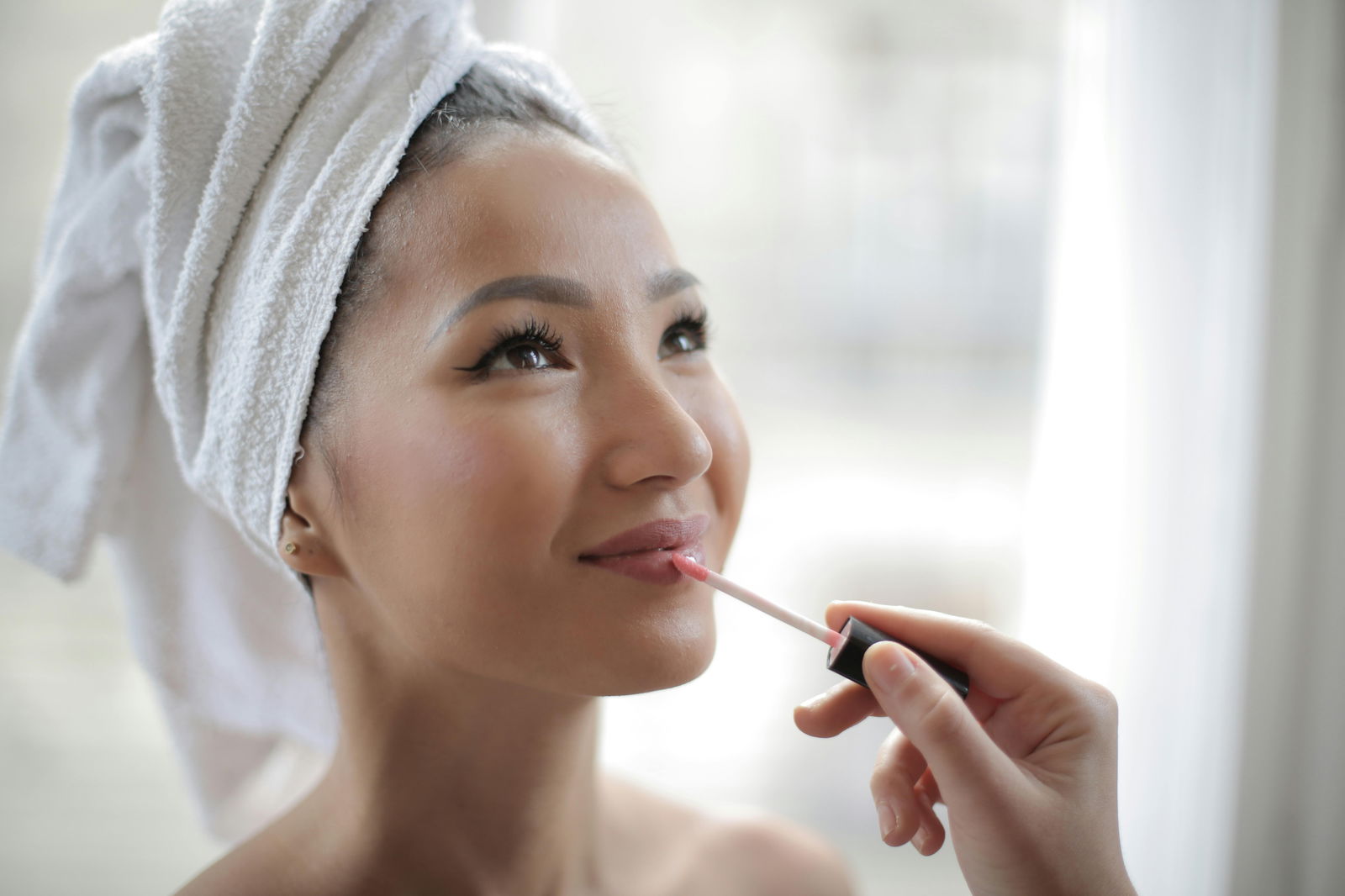 mujer pintandose los labios