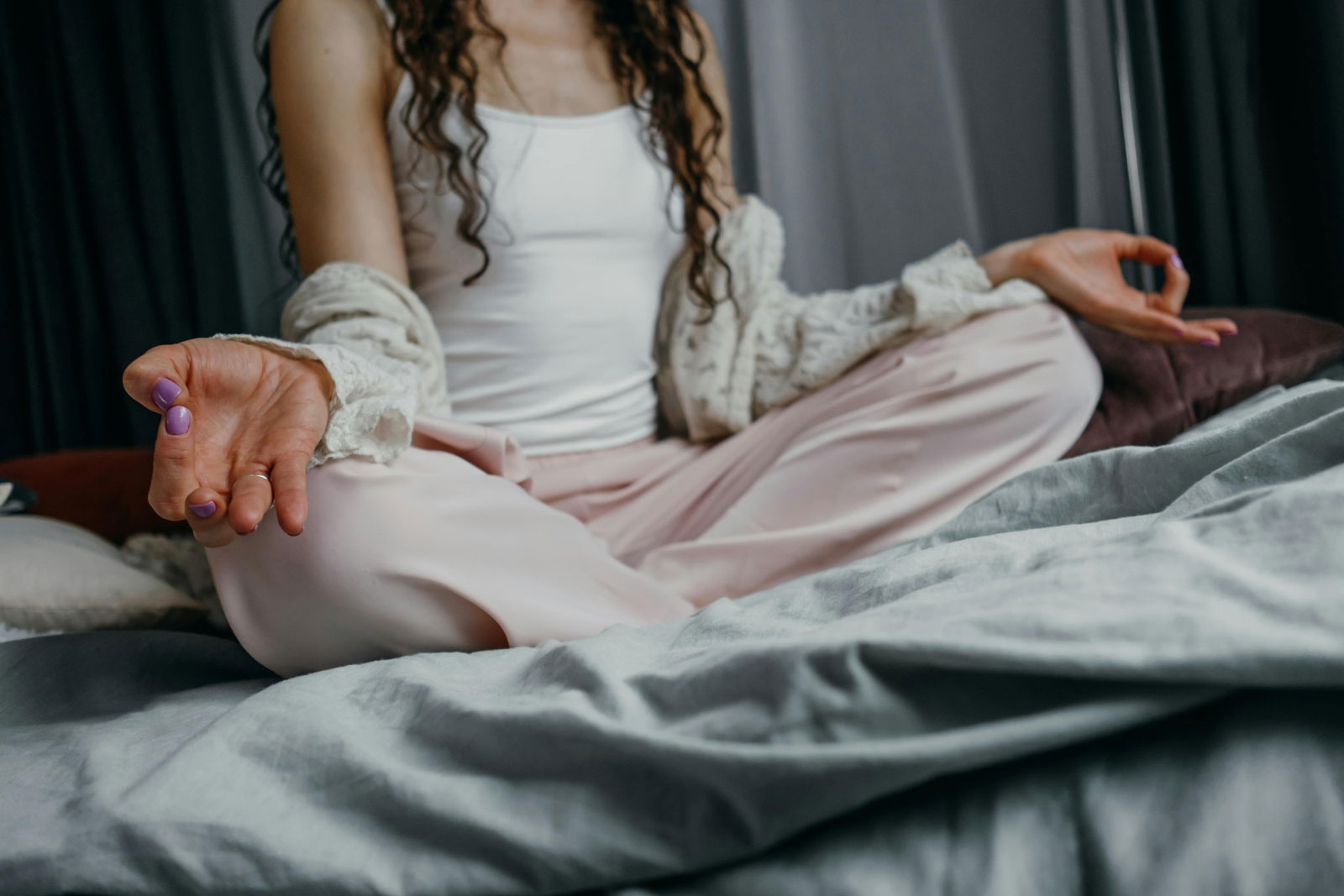 mujer meditando en casa